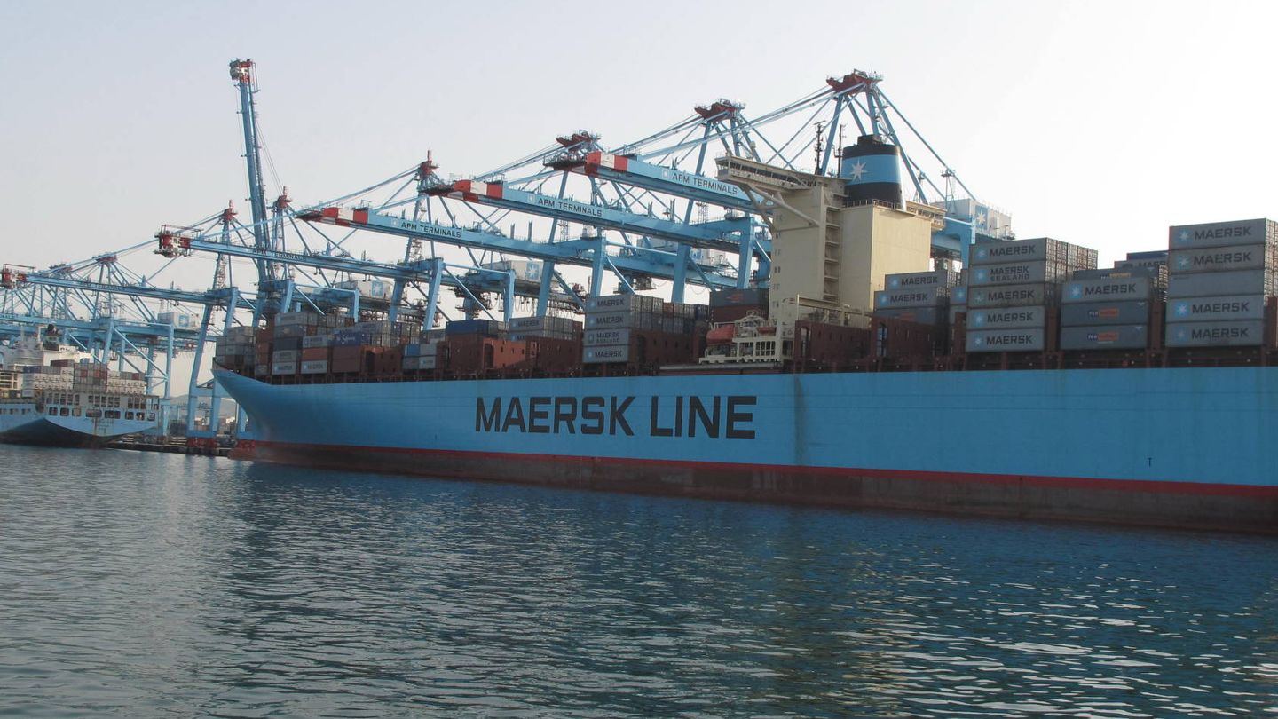 Un buque de Maersk opera en su terminal en Algeciras. (APBA)