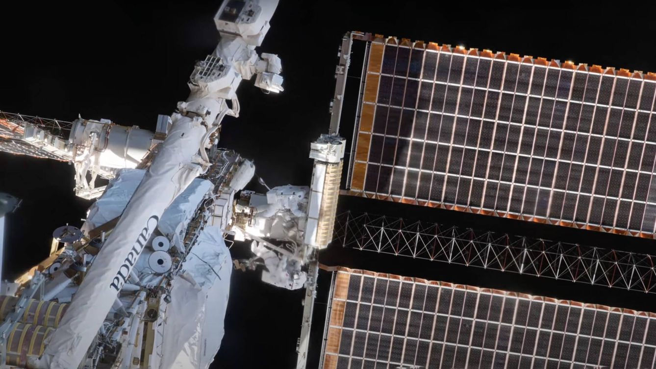 Foto: Un fotograma del cambio de paneles en la ISS (ESA)