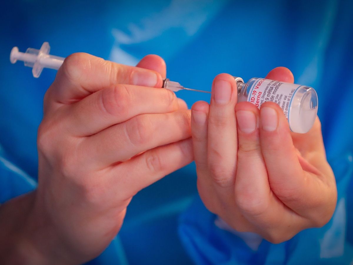 Foto: Un trabajador sanitario belga prepara una dosis de la vacuna contra el covid-19. (EFE)