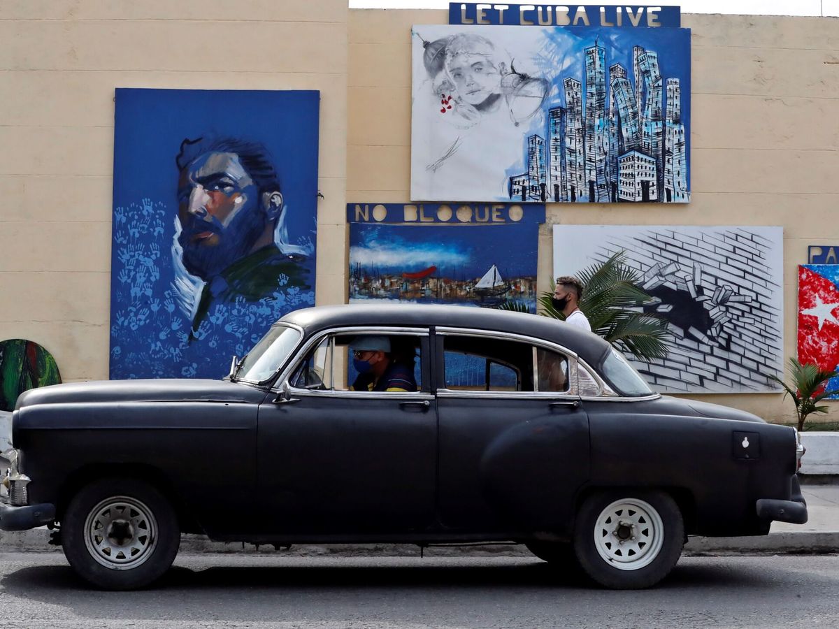 Foto: Un vehículo en La Habana. (EFE/Ernesto Mastrascusa)