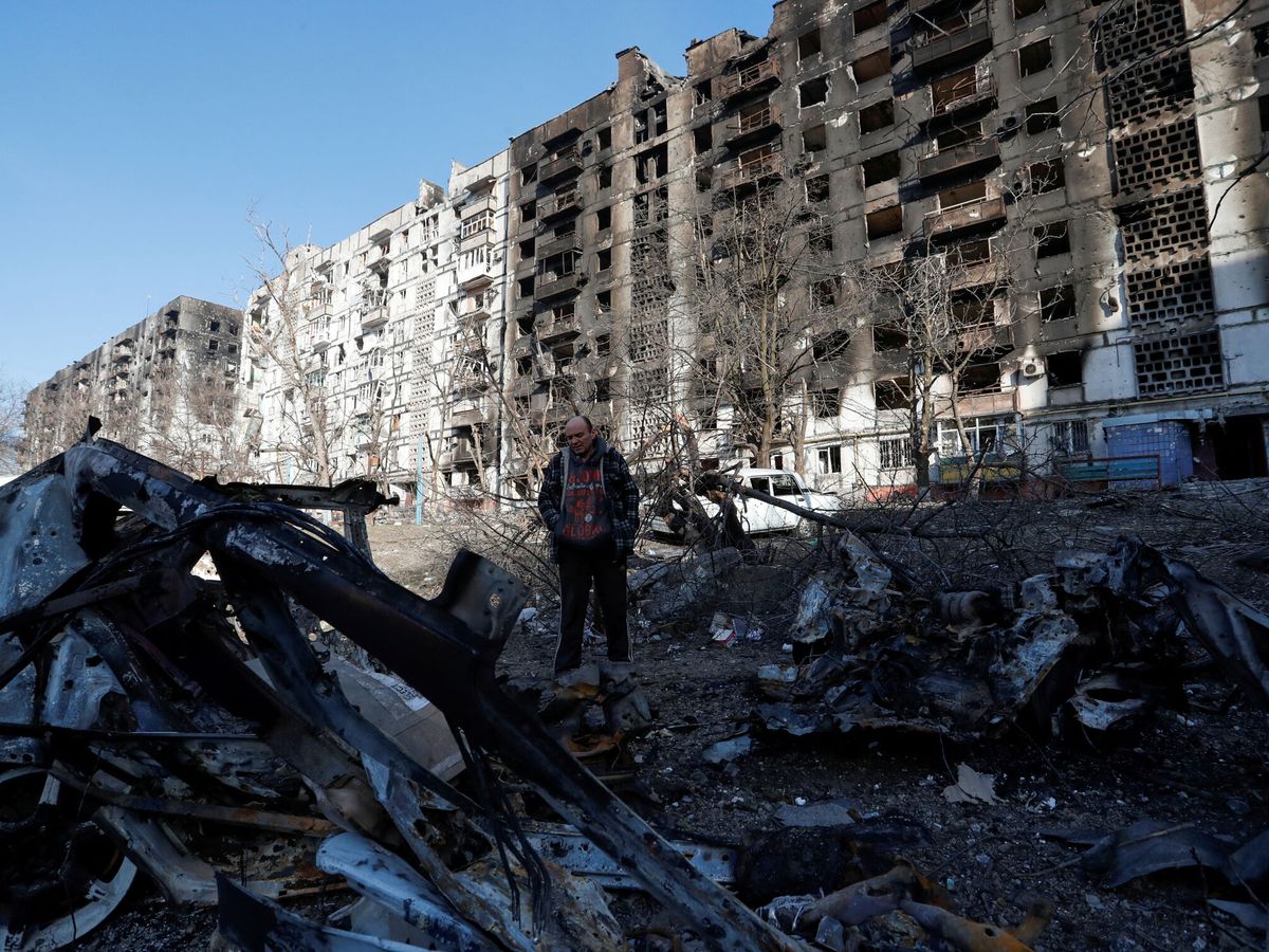 Foto: Vadim Tarasenko, residente de Mariúpol, en las ruinas de su ciudad tras los ataques rusos. (Reuters/Alexander Ermochenko)