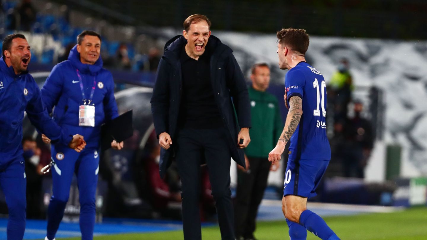 Soccer Football - Champions League - Semi Final First Leg - Real Madrid v Chelsea - Estadio Alfredo Di Stefano, Madrid, Spain - April 27, 2021 Chelsea's Christian Pulisic celebrates scoring their first goal with manager Thomas Tuchel REUTERS Sergio Perez