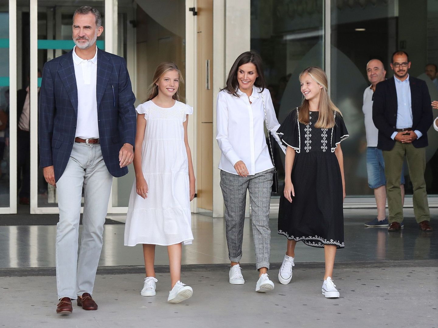 Los Reyes y sus hijas, tras visitar a don Juan Carlos el 27 de agosto del año pasado. (EFE)