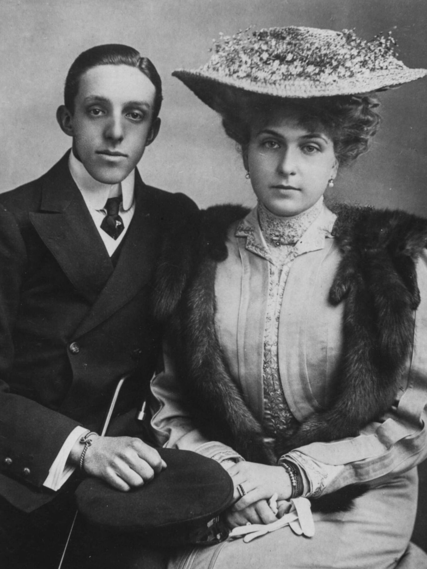 El rey Alfonso XIII, junto a la reina Victoria Eugenia. (EFE)