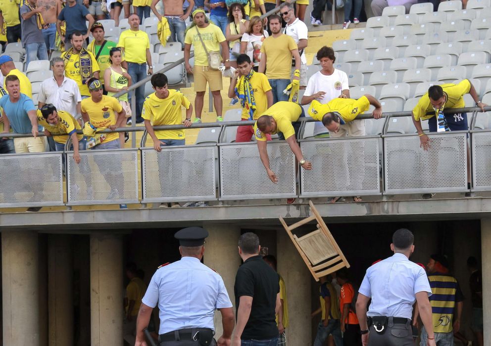Foto: Imagen de los lamentables incidentes que se produjeron en el estadio de Gran Canaria (EFE)