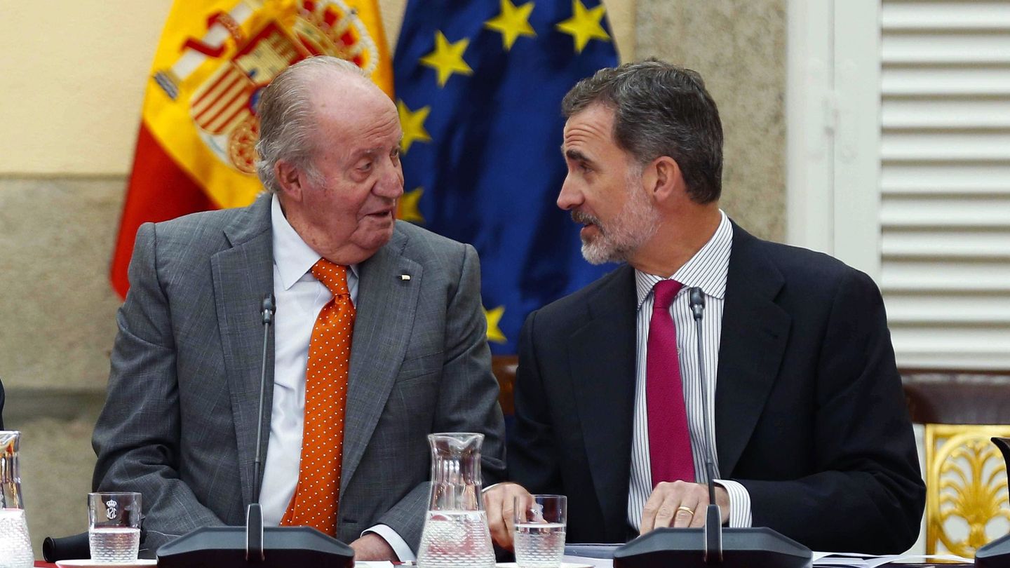 El rey Felipe VI y su padre, Juan Carlos I, l 14 de mayo de 2019 en Madrid, durante la última reunión del patronato de la Fundación Cotec. (EFE)