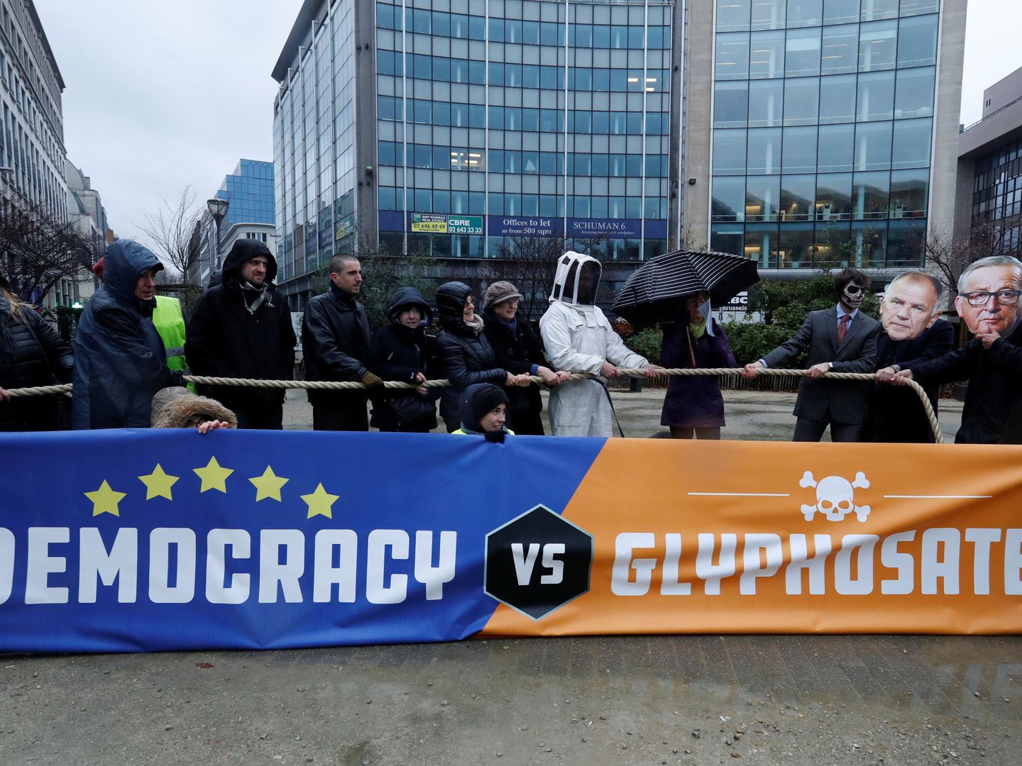 Performance celebrada ayer en Bruselas antes de la votación del glifosato (Yves Herman / Reuters)