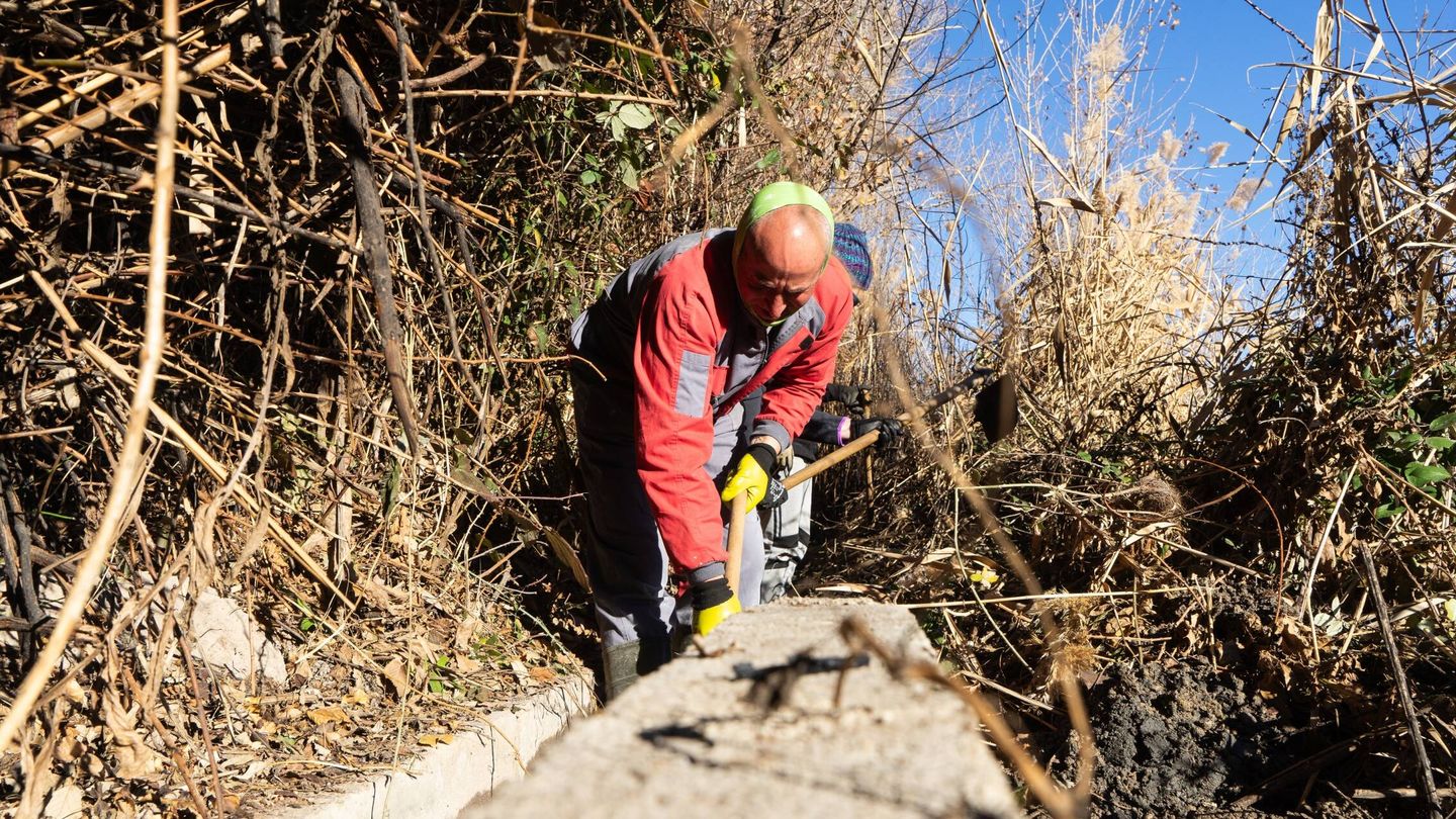 Un hombre excava una acequia en la Alpujarra, en Andalucía. (MEMOLab)
