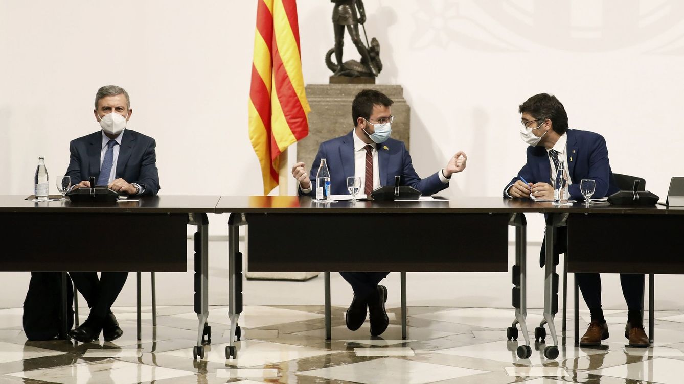 Foto: El presidente de la Generalitat, Pere Aragonés (c), el vicepresidente del Govern, Jordi Puigneró (d), y el secretario de Estado de Insfraestructuras, Transporte y Vivienda, Pedro Saura García. (EFE)