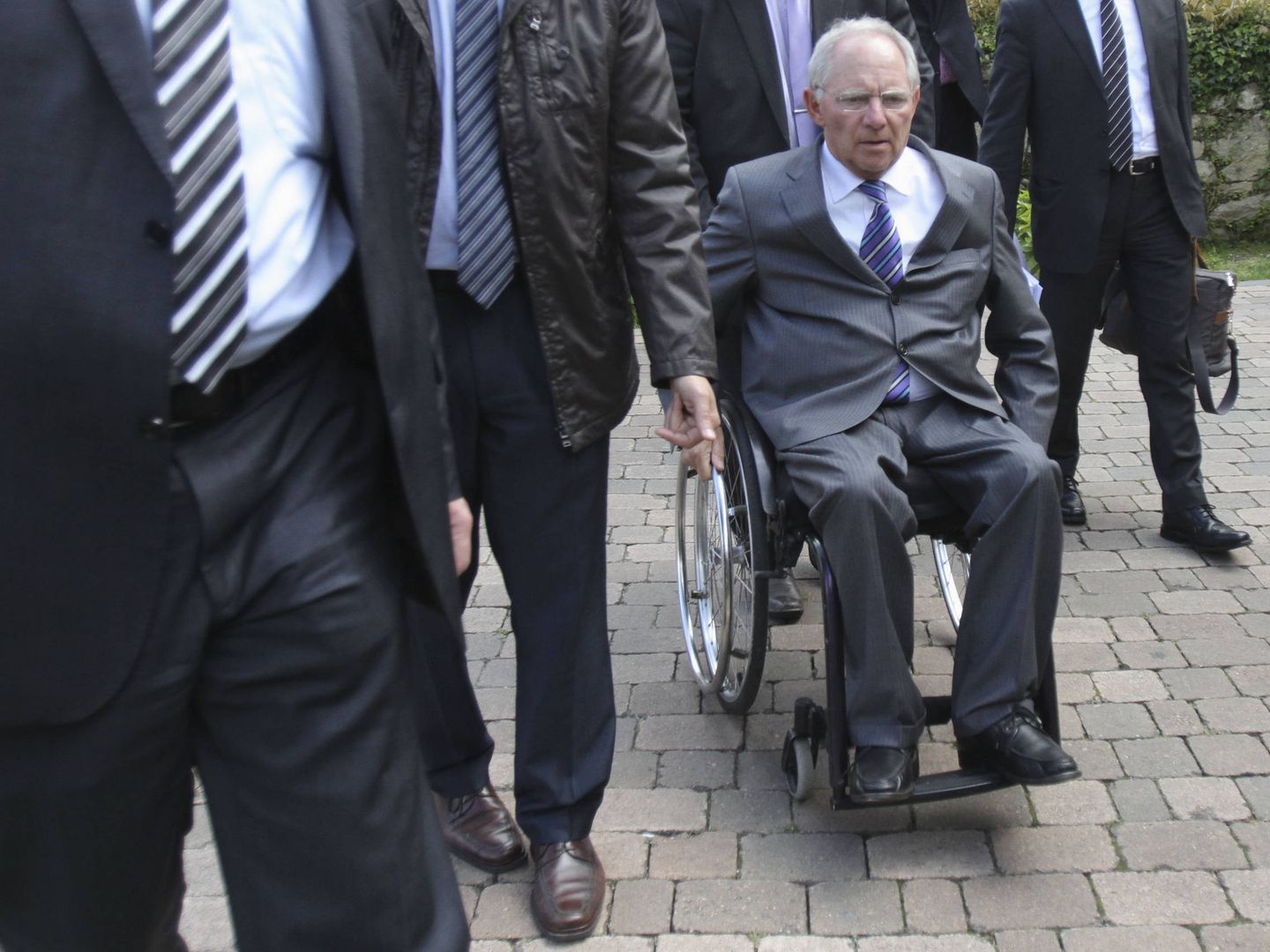 Wolfgang Schäuble llega en su característica silla de ruedas a un seminario en la Fundación Konrad Adenauer en Santiago de Compostela, en abril de 2012. (Reuters)