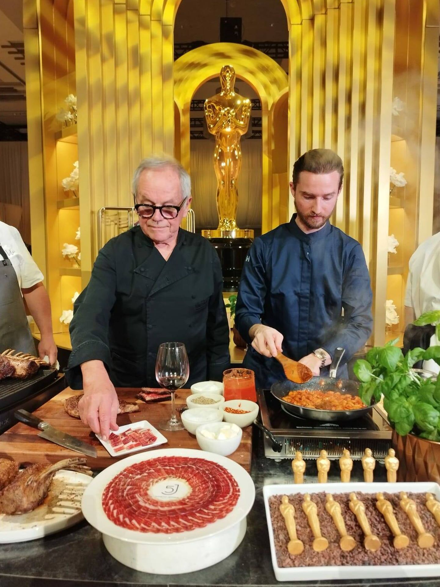 El chef Wolfgang Puck presenta el menú de la fiesta de los Oscar en la que estará el jamón de Cinco Jotas. (Cortesía)