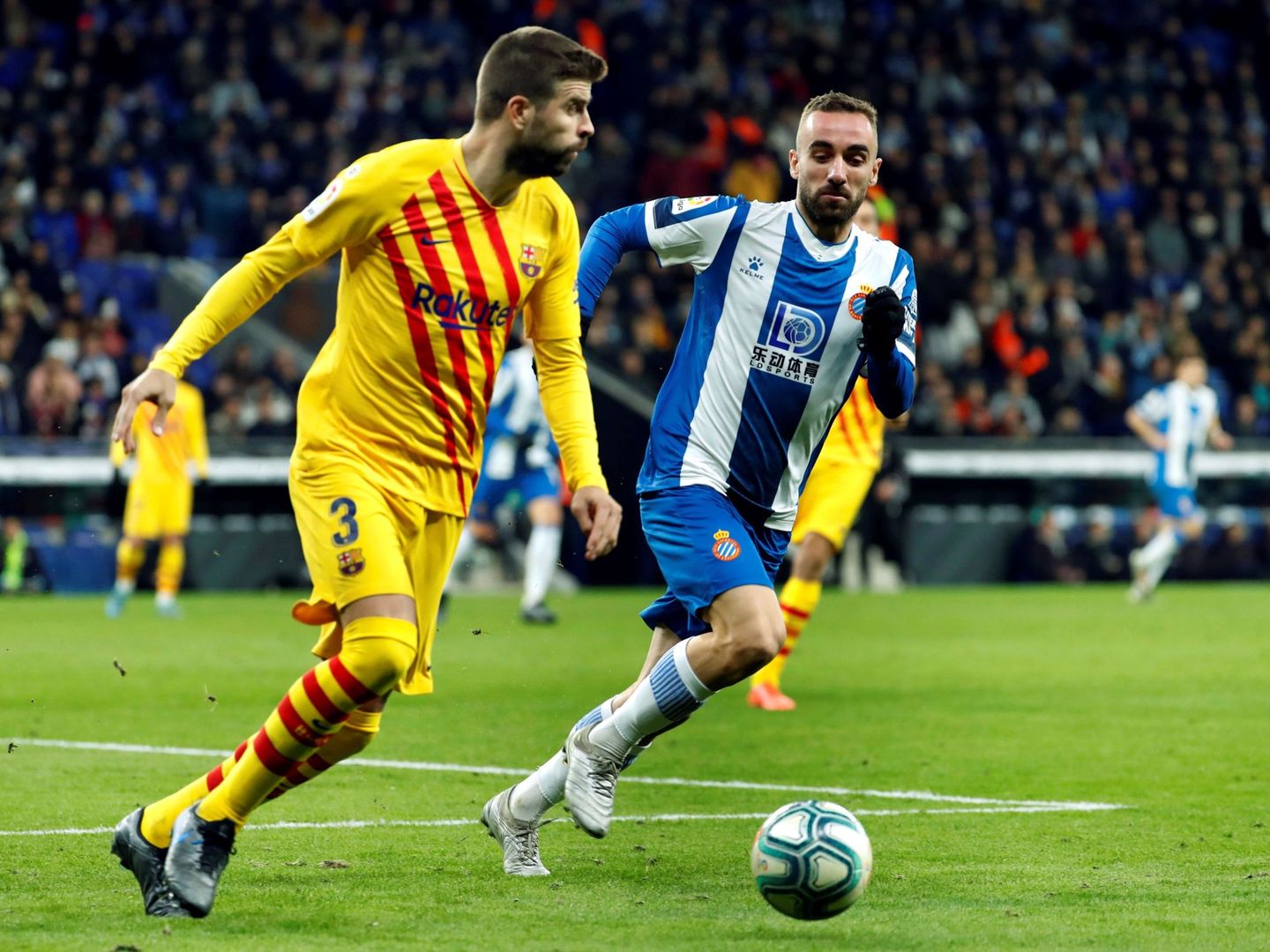Gerard Piqué conduce la pelota en el RCD Stadium, la casa del Espanyol. (EFE)