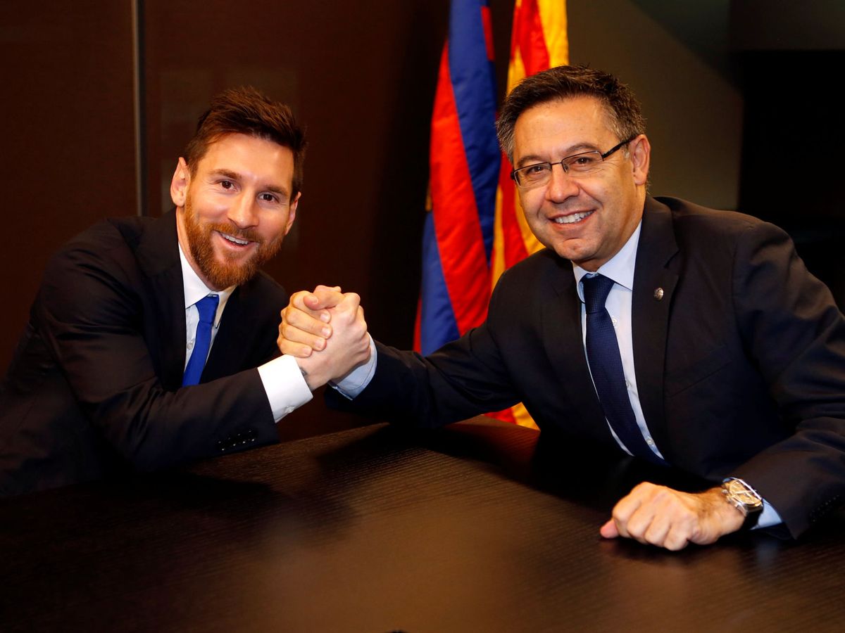 Foto: Leo Messi junto a Bartomeu en noviembre de 2017 firmando su último contrato. (Reuters)