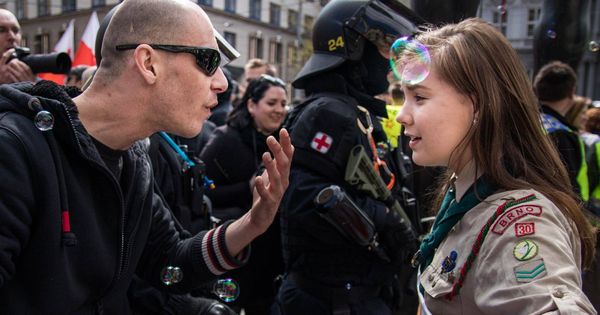 Foto: Lucie Myslíkova, de 16 años, se enfrenta a una manifestación ultraderechista (foto: Vladimir Cicmanec)