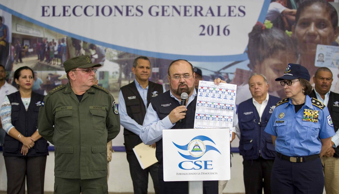 El presidente del CSE, Roberto Rivas (c), durante una rueda de prensa, el 24 de octubre de 2016. (EFE)