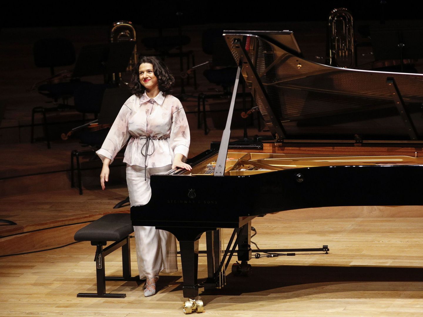 La pianista Khatia Buniatishvili, al concluir un concierto en París. (EFE)