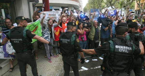 Foto: Varios guardias civiles, increpados en el registro al semanario 'El Vallenc'. (EFE)