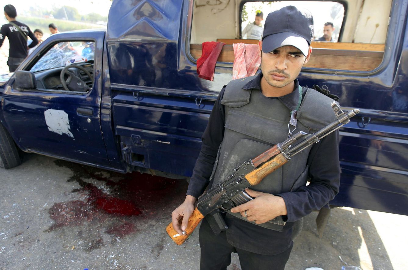 Un coche de policía atacado por islamistas en El Cairo, que mataron a cuatro agentes, en febrero de 2016 (EFE)