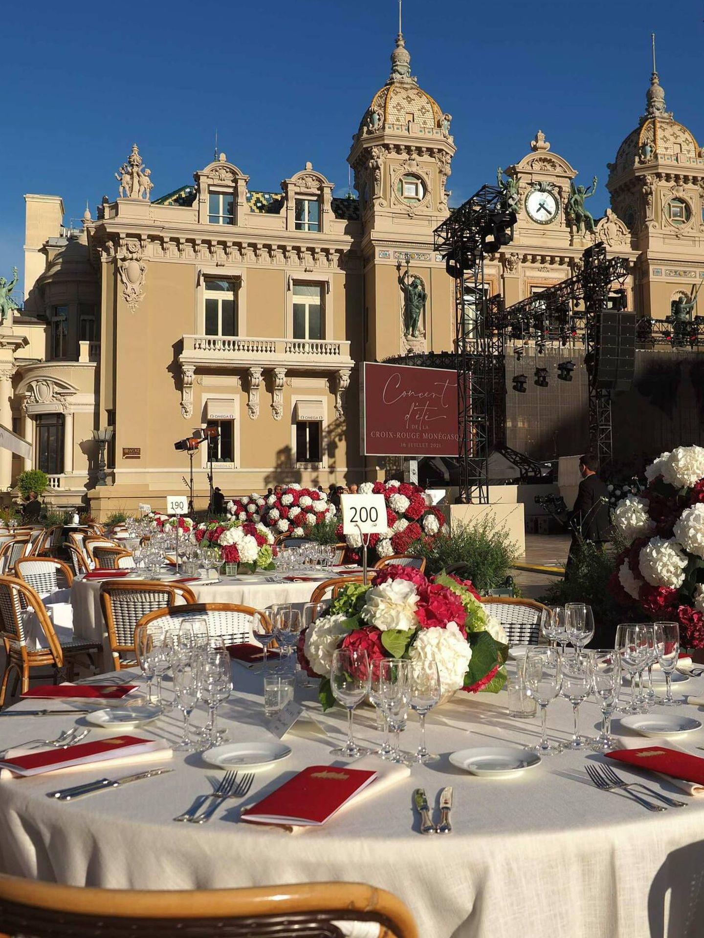 Detalle de las mesas para la cena del concierto benéfico de la Cruz Roja en Mónaco. (CP)