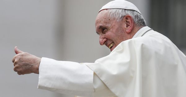Foto: El papa Francisco sonríe a los fieles en la plaza de San Pedro en el Vaticano.