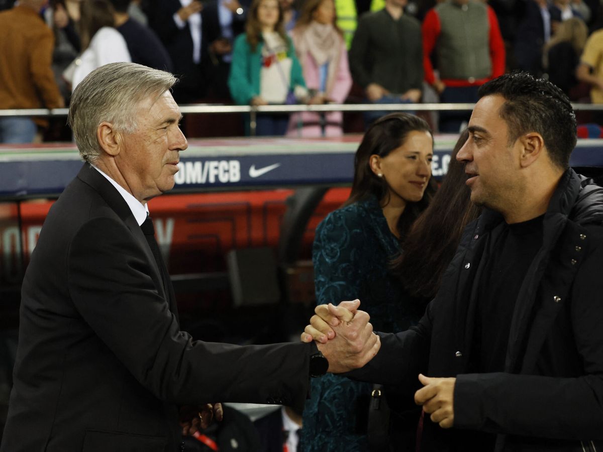 Foto: Carlo Ancelotti y Xavi se saludan antes de un Barça-Madrid en el Camp Nou. (Reuters/Albert Gea).