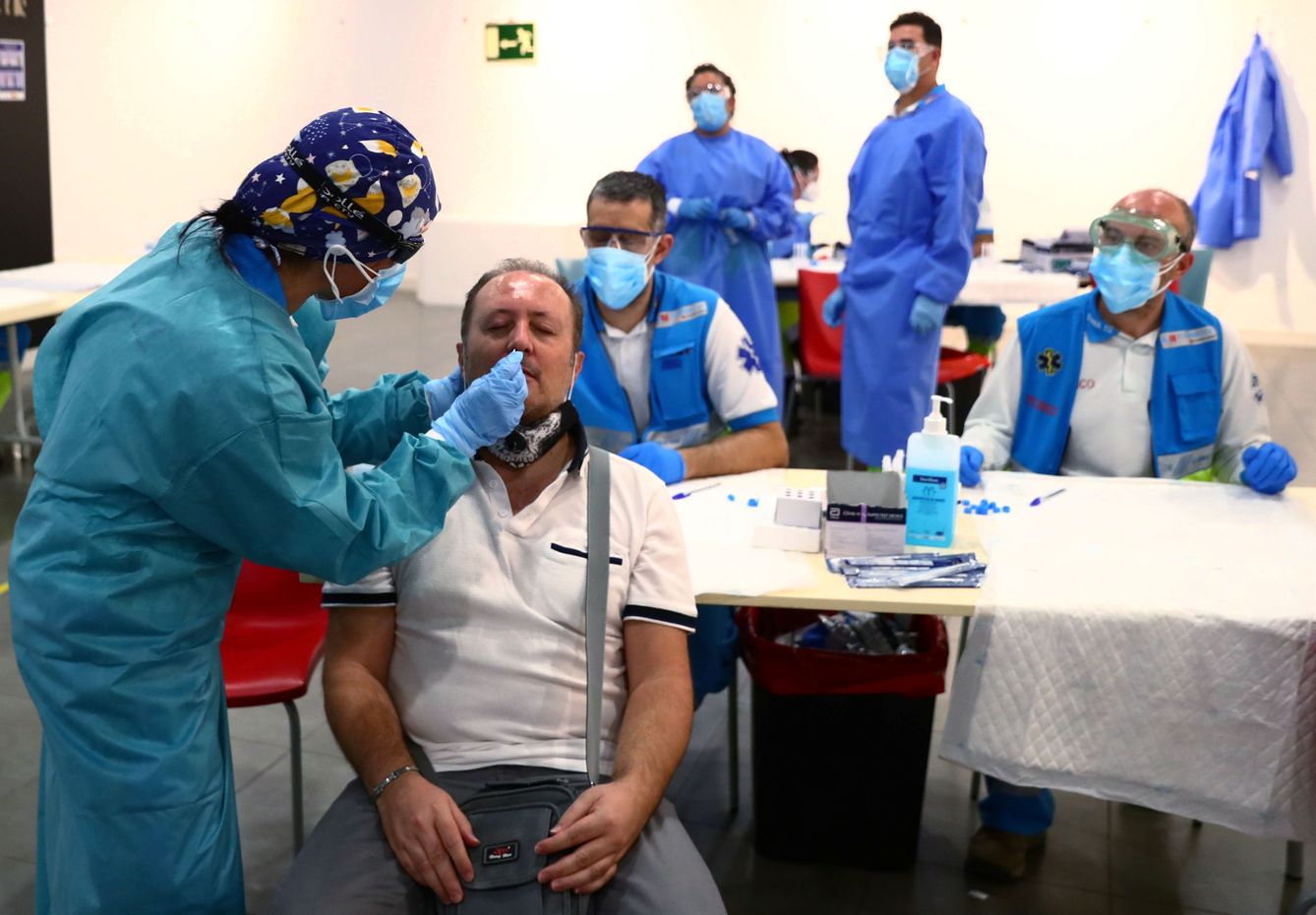 Un hombre se somete a un test de antígeno en Madrid. (EFE)