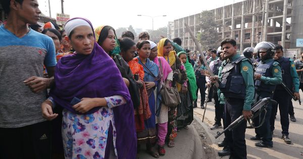 Foto: Agentes de policía ante trabajadores del sector textil que piden un aumento de salario, en Dacca. (Reuters)