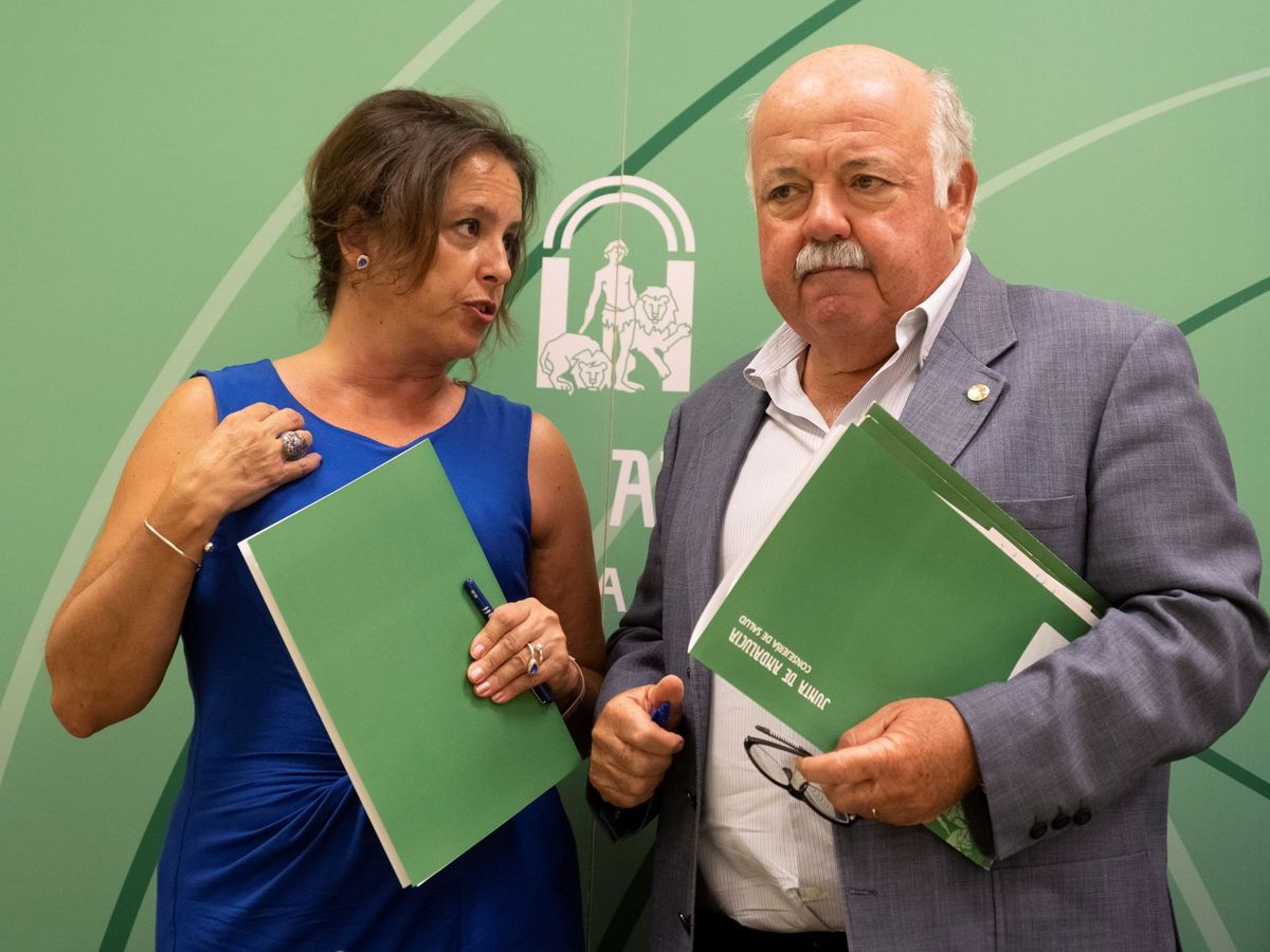 Foto: El consejero de Salud y Familias de la Junta de Andalucía, Jesús Aguirre, y la viceconsejera de su departamento, Catalina García, en 2019. (EFE)