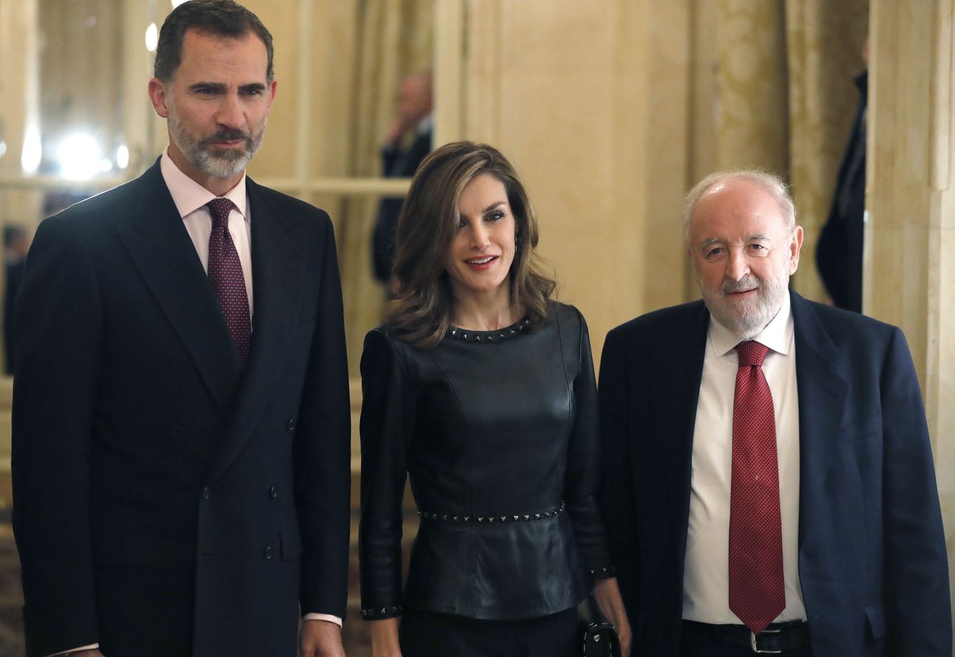Los reyes Felipe y Letizia posan junto con el periodista Diego Carcedo (d) durante la XXXIII edición del Premio Francisco Cerecedo de Periodismo concedido por la Asociación de Periodistas Europeos en el hotel Ritz de Madrid, el 10 de noviembre de 2016. (EFE)