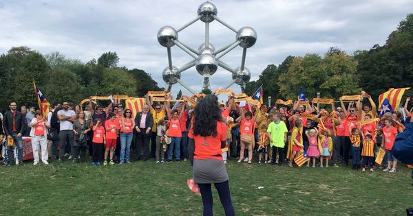 Foto: Un centenar de personas se manifestaron en Bruselas en favor de la independencia de Cataluña en la Diada de 2018.(EFE)
