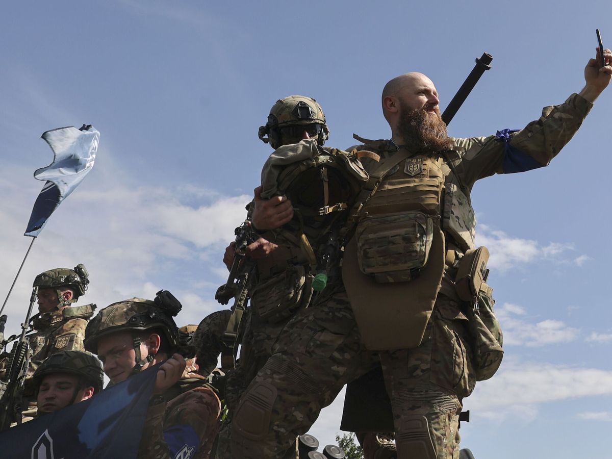Foto: Rebeldes proucranianos rusos tras regresar de su operación en la región de Belgorod, en Rusia. (EFE/Sergey Kozlov)