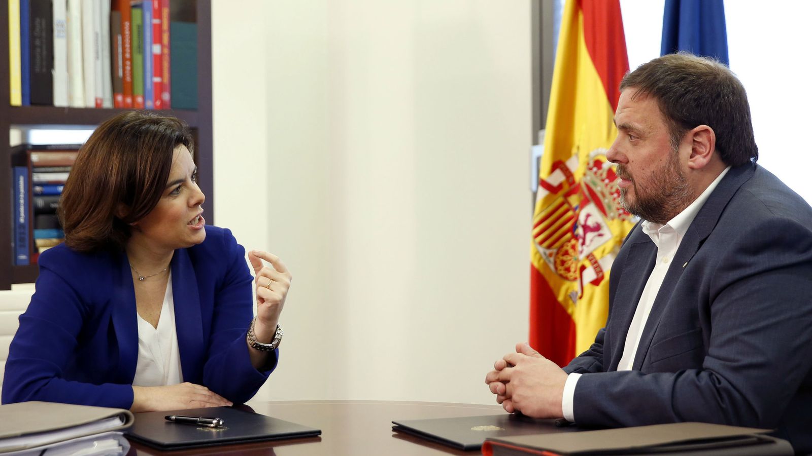Foto: La vicepresidenta del Gobierno, Soraya Sáenz de Santamaría, junto a Oriol Junqueras en una anterior reunión. (EFE)