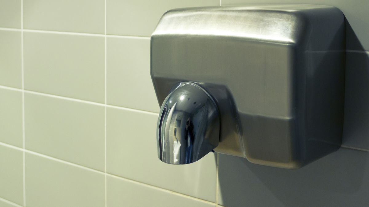 Los secadores de mano de los lavabos favorecen la contaminación bacteriana