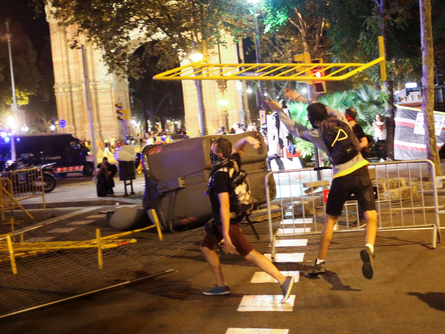 Radicales lanzando vallas a la policía. (Reuters)