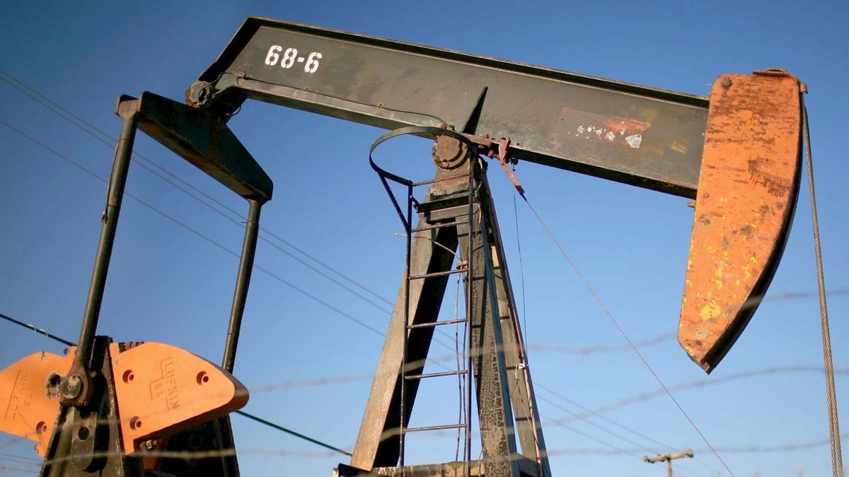 El precio del petróleo se mantiene estable a 50 dólares, con Libia de fondo