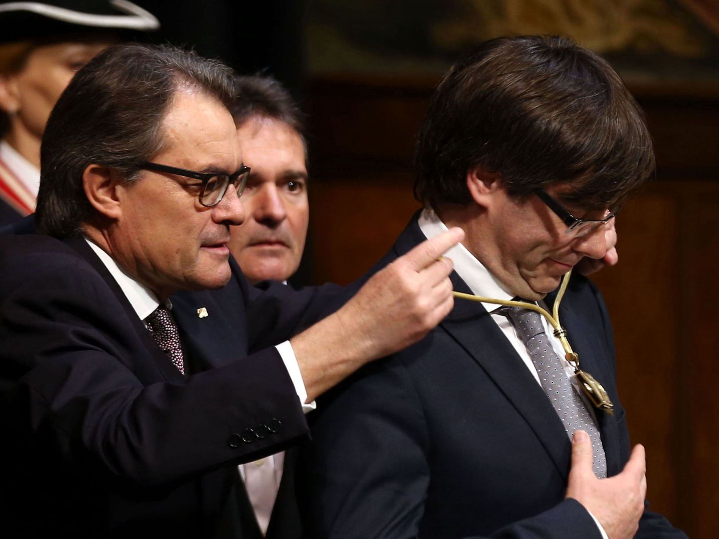 En esta imagen Artur Mas impone la medalla de la presidencia de la institución a Carles Puigdemont en 2016. (Efe)