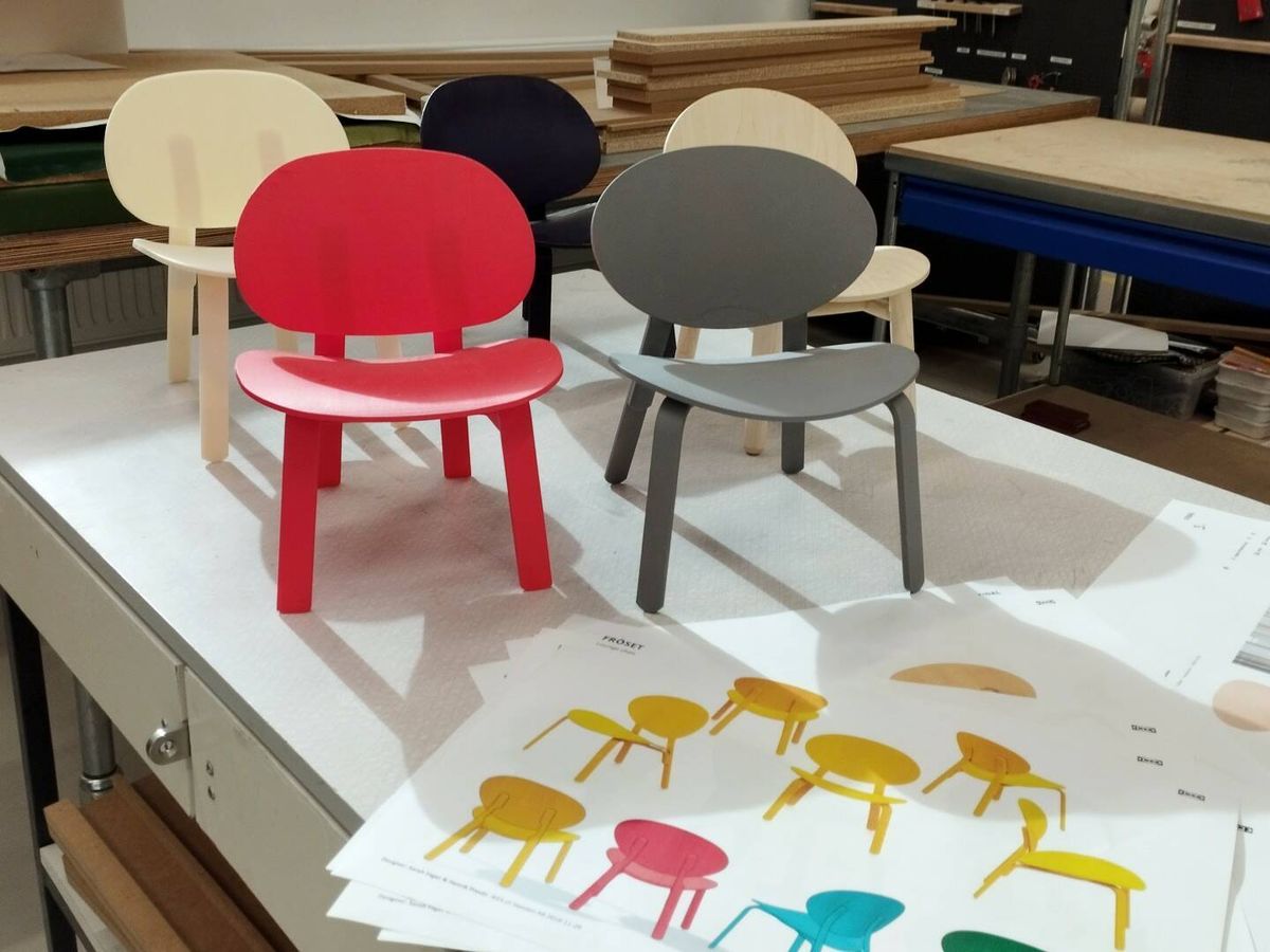 Foto: Prototipos en miniatura de la silla Fröset de Ikea. (J. M.)
