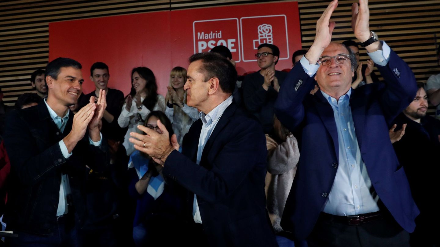 Pedro Sánchez, en un acto el pasado sábado protagonizado con el secretario general de los socialistas madrileños, José Manuel Franco, y el portavoz en la Asamblea, Ángel Gabilondo. (EFE)