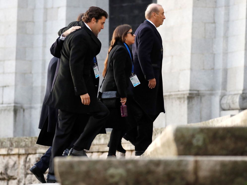 Foto: Los familiares de Franco, entrando en la basílica del Valle de los Caídos. (EFE)