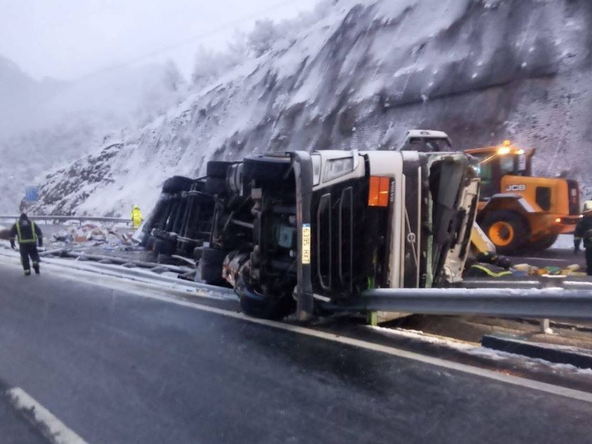 Foto: Accidente como consecuencia de un camión volcado en la AP-66. (112 Asturias)