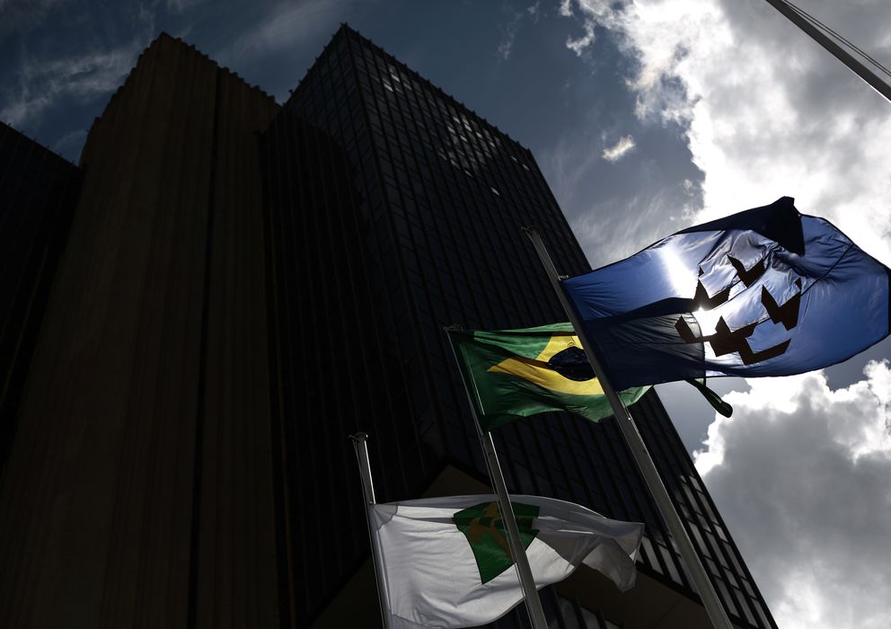 Foto: La bandera brasileña a las puertas del banco central, ubicado en Brasilia. (Reuters)