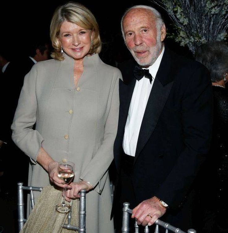 Simons, en un acto benéfico, junto a la presentadora Martha Stewart. (Reuters)