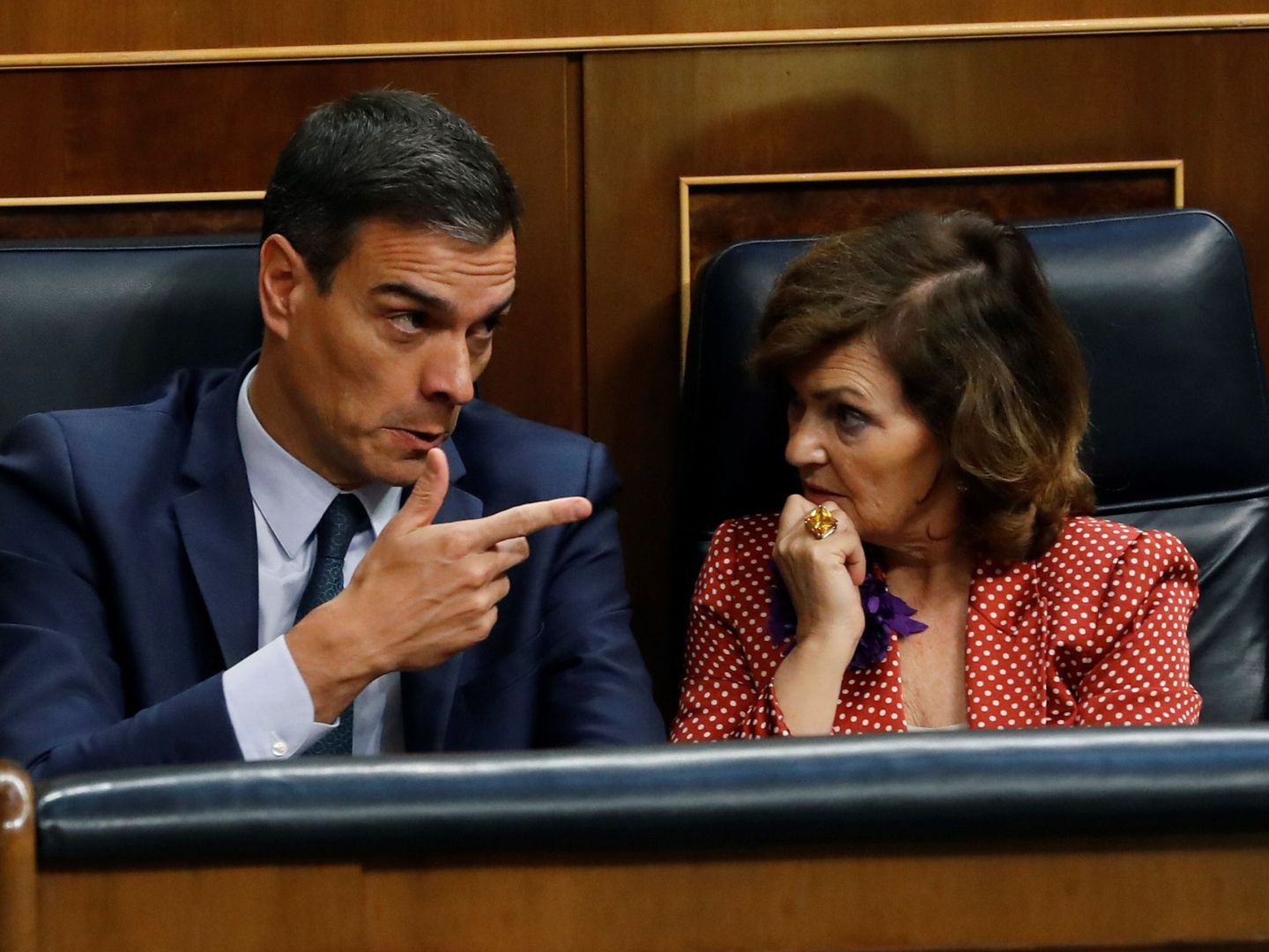 Sánchez, junto a Calvo, antes de la votación. (EFE)
