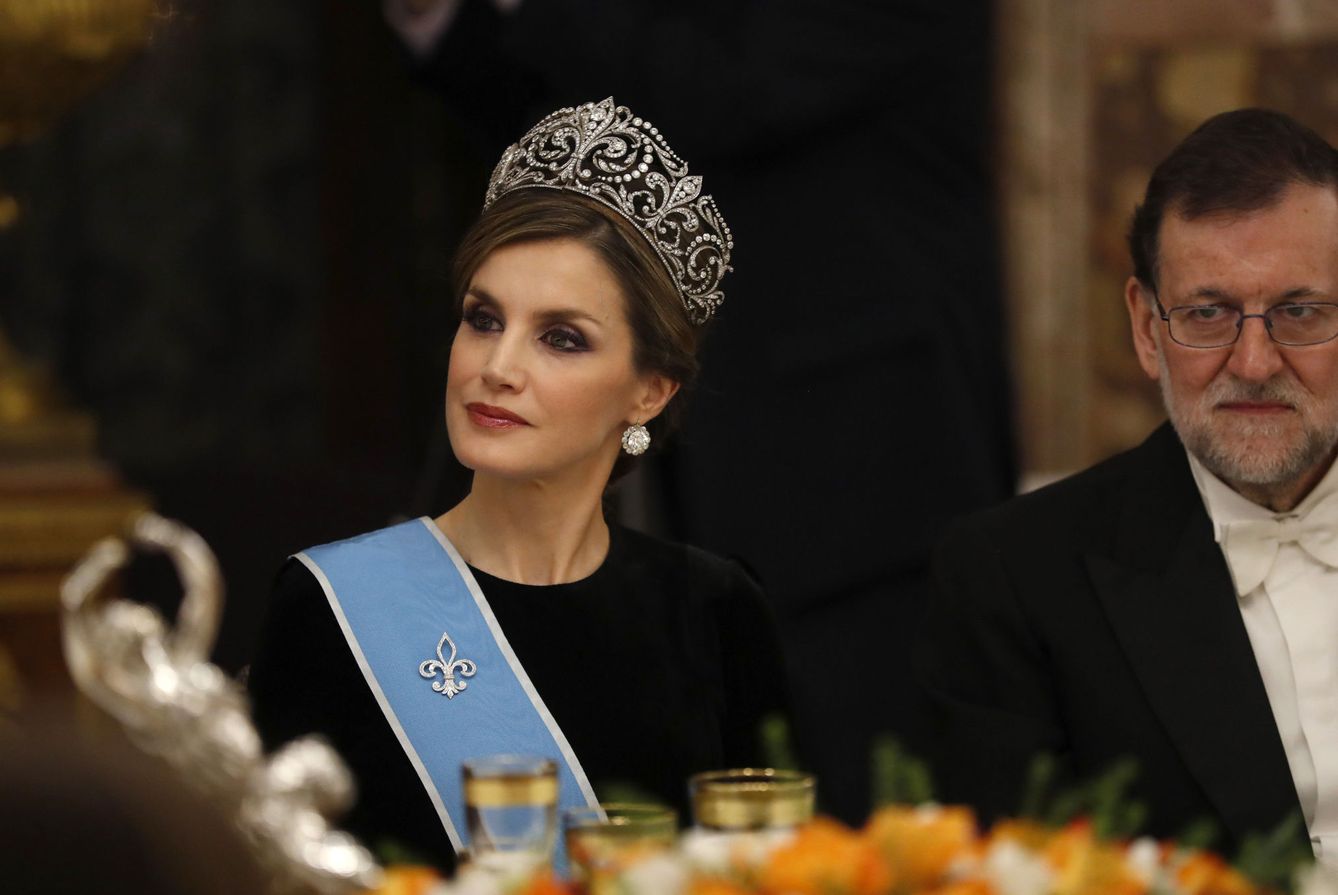 La Reina Letizia y el presidente del Gobierno, Mariano Rajoy (d), al inicio de la cena que los Reyes ofrecieron al presidente de Argentina, Mauricio Macri, y su esposa, Juliana Awada, en el Palacio Real (EFE)