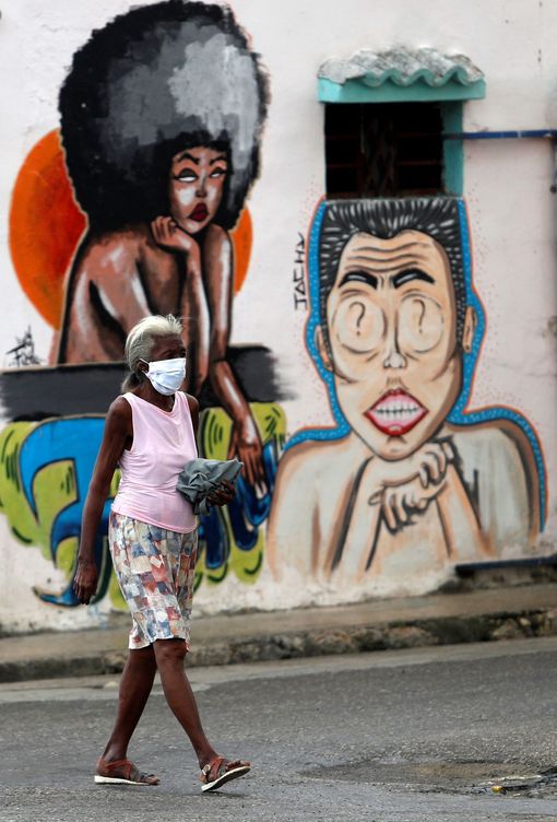 Una mujer camina con una mascarilla por una calle de La Habana. (EFE)