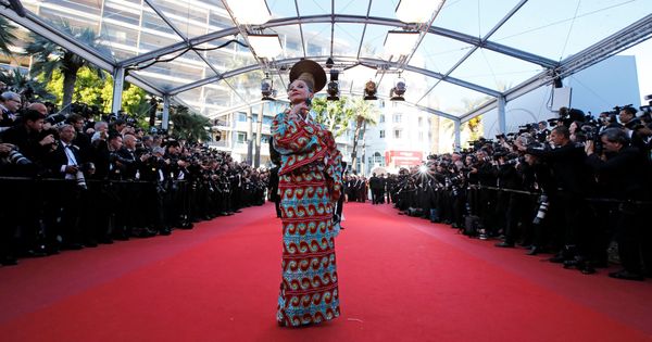 Foto: Victoria Abril poco antes de enterarse de que la alfombra roja de Cannes 2017 no era una fiesta de disfraces. (Foto: Reuters)