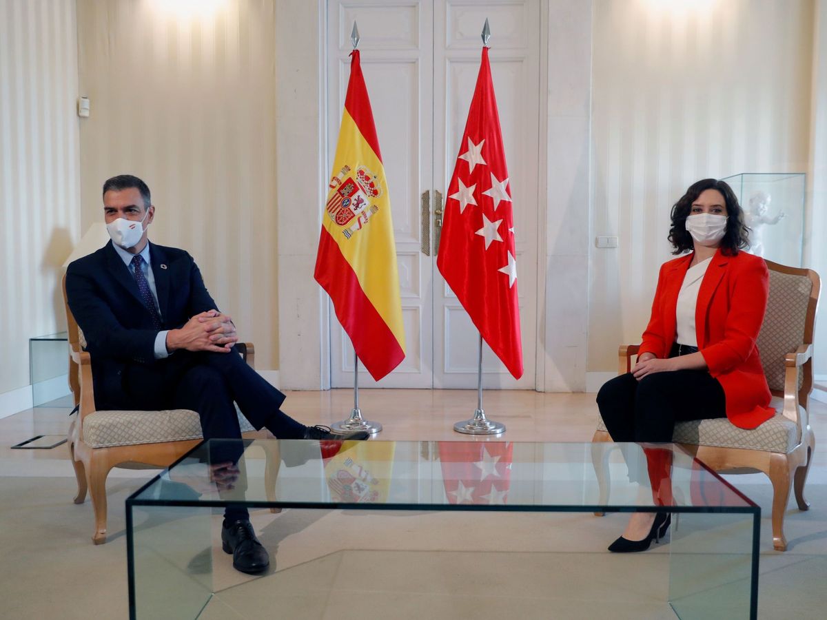 Foto: La presidenta de la Comunidad de Madrid, Isabel Díaz Ayuso, y el presidente del Gobierno, Pedro Sánchez, durante la reunión que han mantenido este lunes en la sede del Gobierno regional. (EFE)