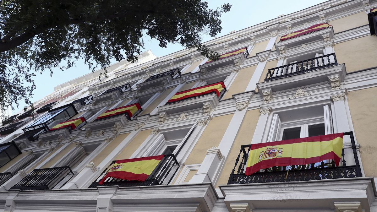 12-O: La 'España de los balcones' se relaja y la venta de banderas vuelve "a niveles normales"