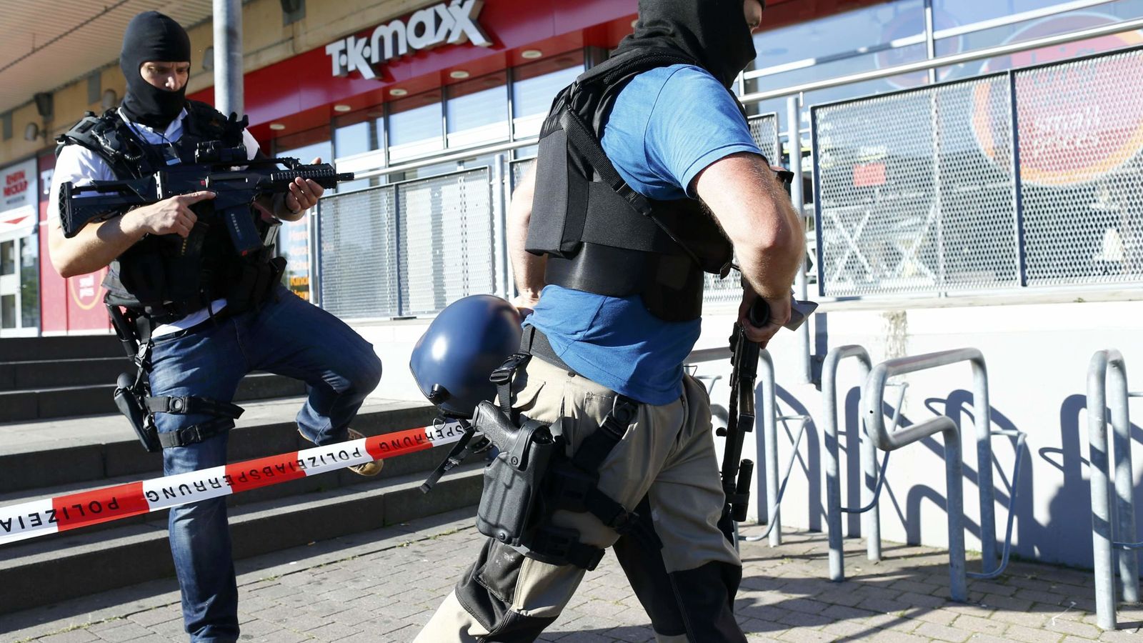 Foto: Unidades especiales de la policía saltan el cordón en los multicines donde ha ocurrido el asalto (Reuters)