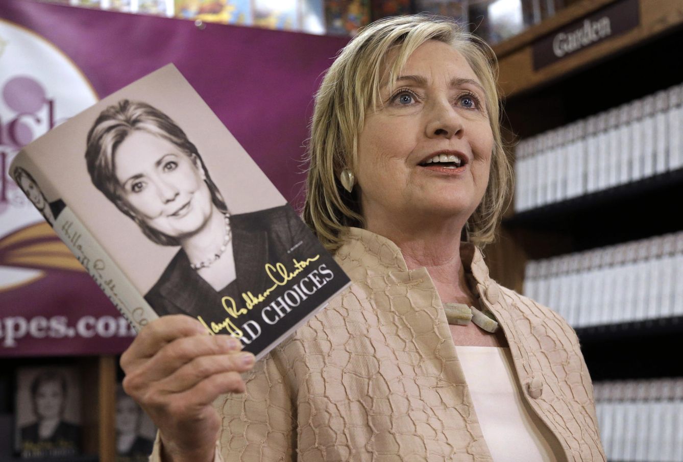 Clinton con su libro 'Decisiones difíciles'. (AP)